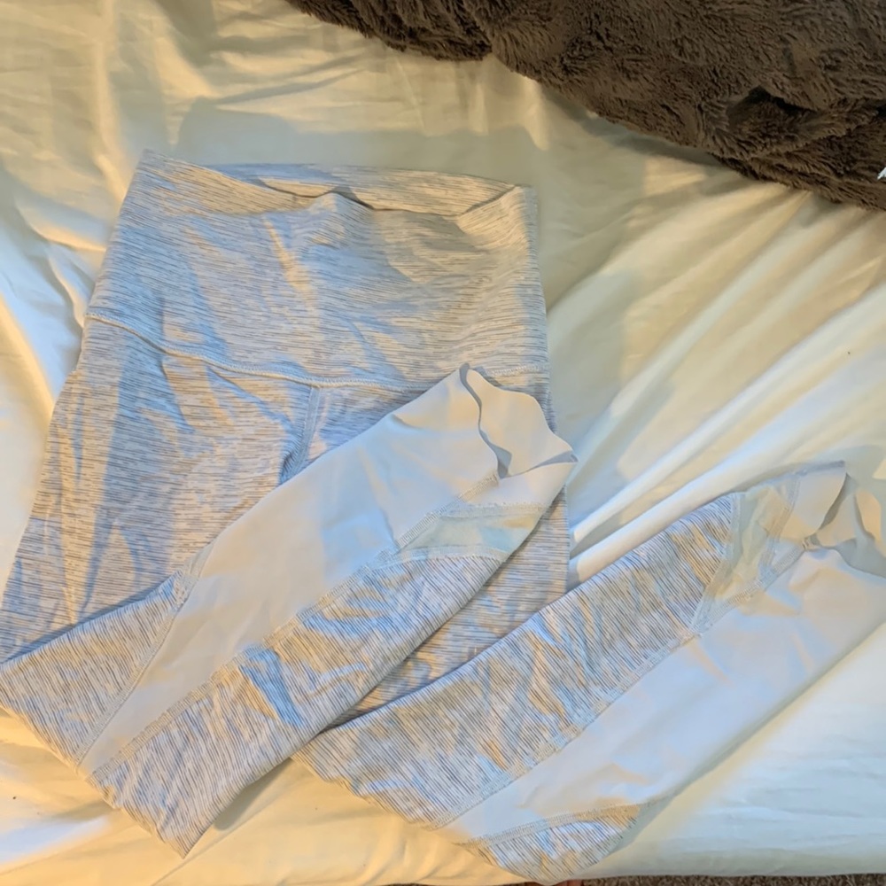 Lululemon size 6 white printed and mesh leggings 7/8 length
